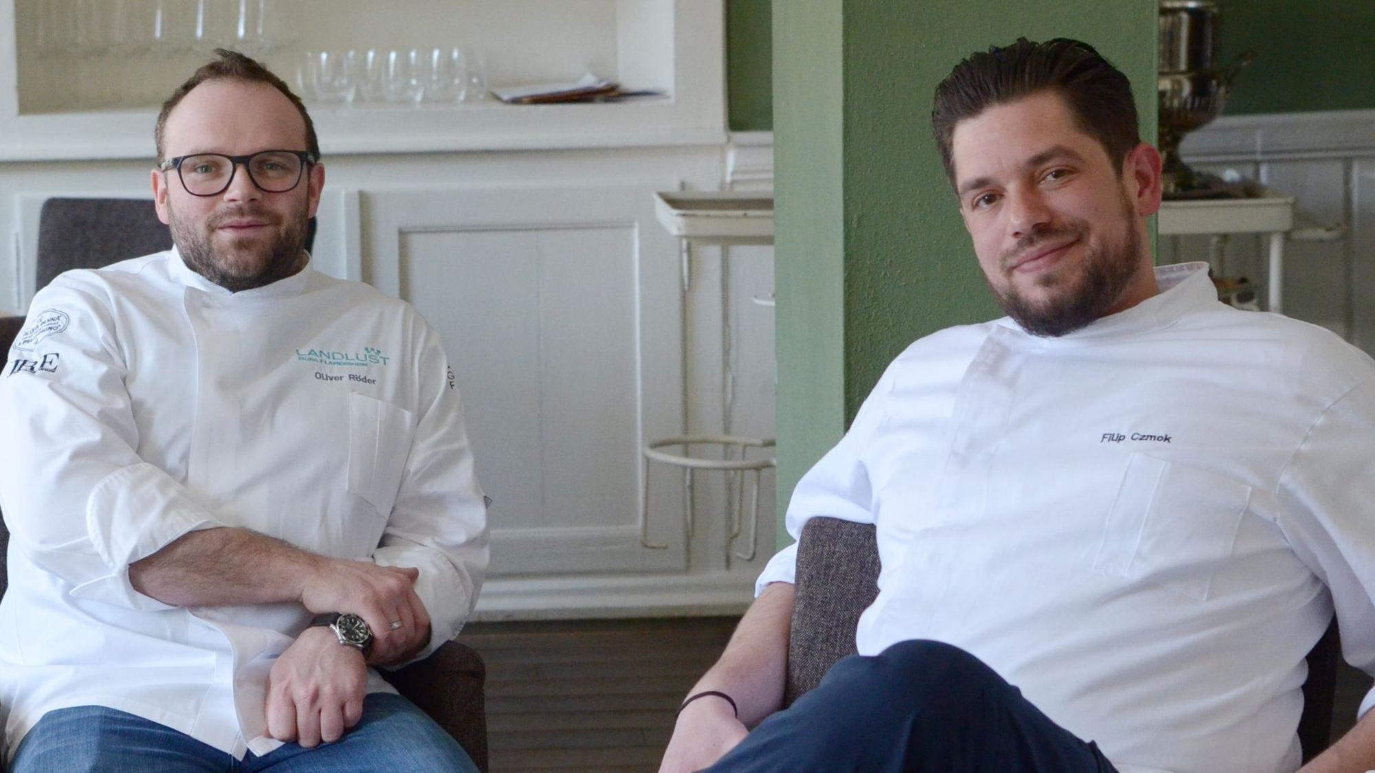 Oliver Röder, der Geschäftsführer vom Bembergs Häuschen und Küchenchef Filip Czmok sitzen im Gastraum ihres erneut ausgezeichneten Restaurants.