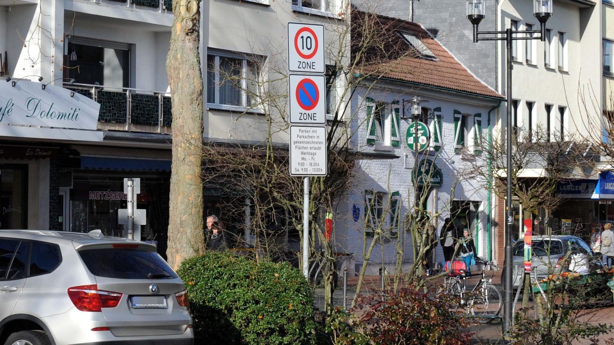 Tempo-10-Schild in der verkehrsberuhigten Brückenstraße