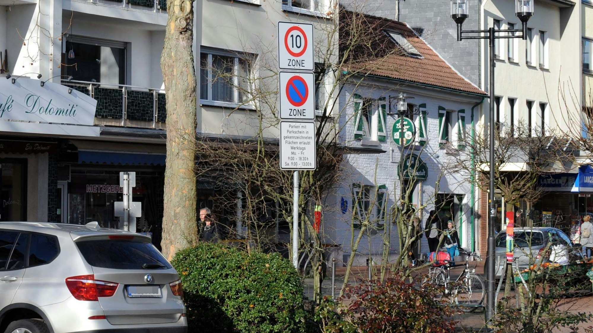 Tempo-10-Schild in der verkehrsberuhigten Brückenstraße