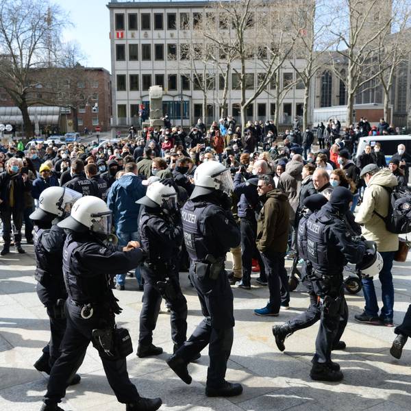 Eine nicht angemeldete Demonstration gegen Coronamaßnahmen von Rechten und Hooligans vor dem Kölner Dom am 27. März 2021.