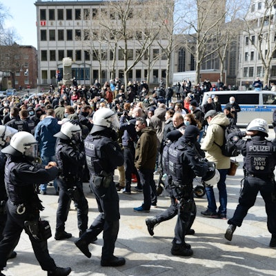 Eine nicht angemeldete Demonstration gegen Coronamaßnahmen von Rechten und Hooligans vor dem Kölner Dom am 27. März 2021.