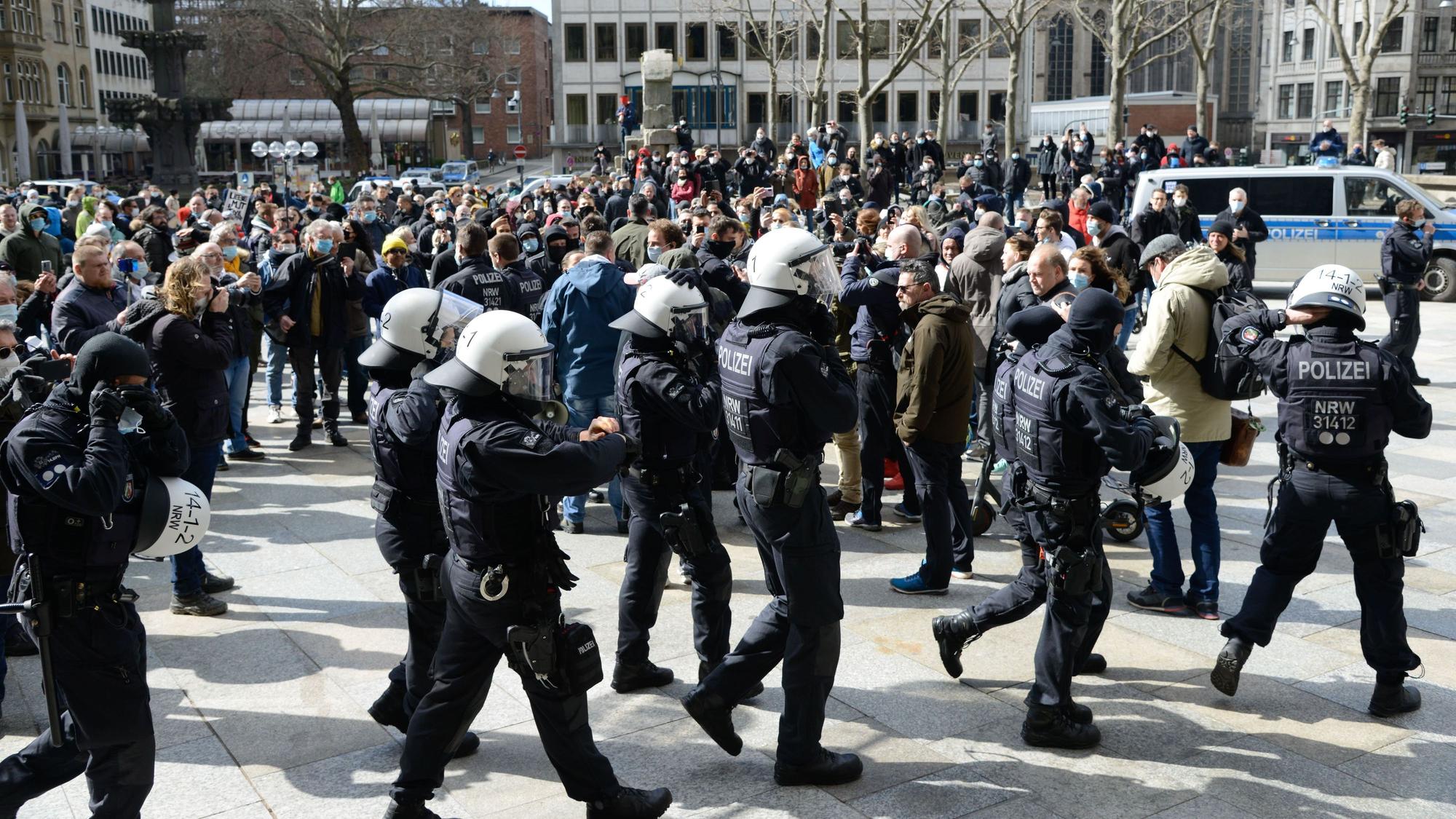 Eine nicht angemeldete Demonstration gegen Coronamaßnahmen von Rechten und Hooligans vor dem Kölner Dom am 27. März 2021.