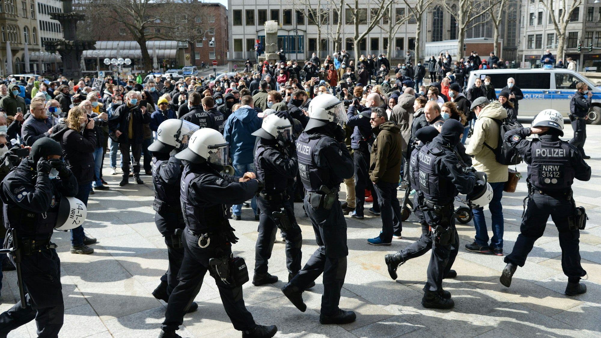 Eine nicht angemeldete Demonstration gegen Coronamaßnahmen von Rechten und Hooligans vor dem Kölner Dom am 27. März 2021.