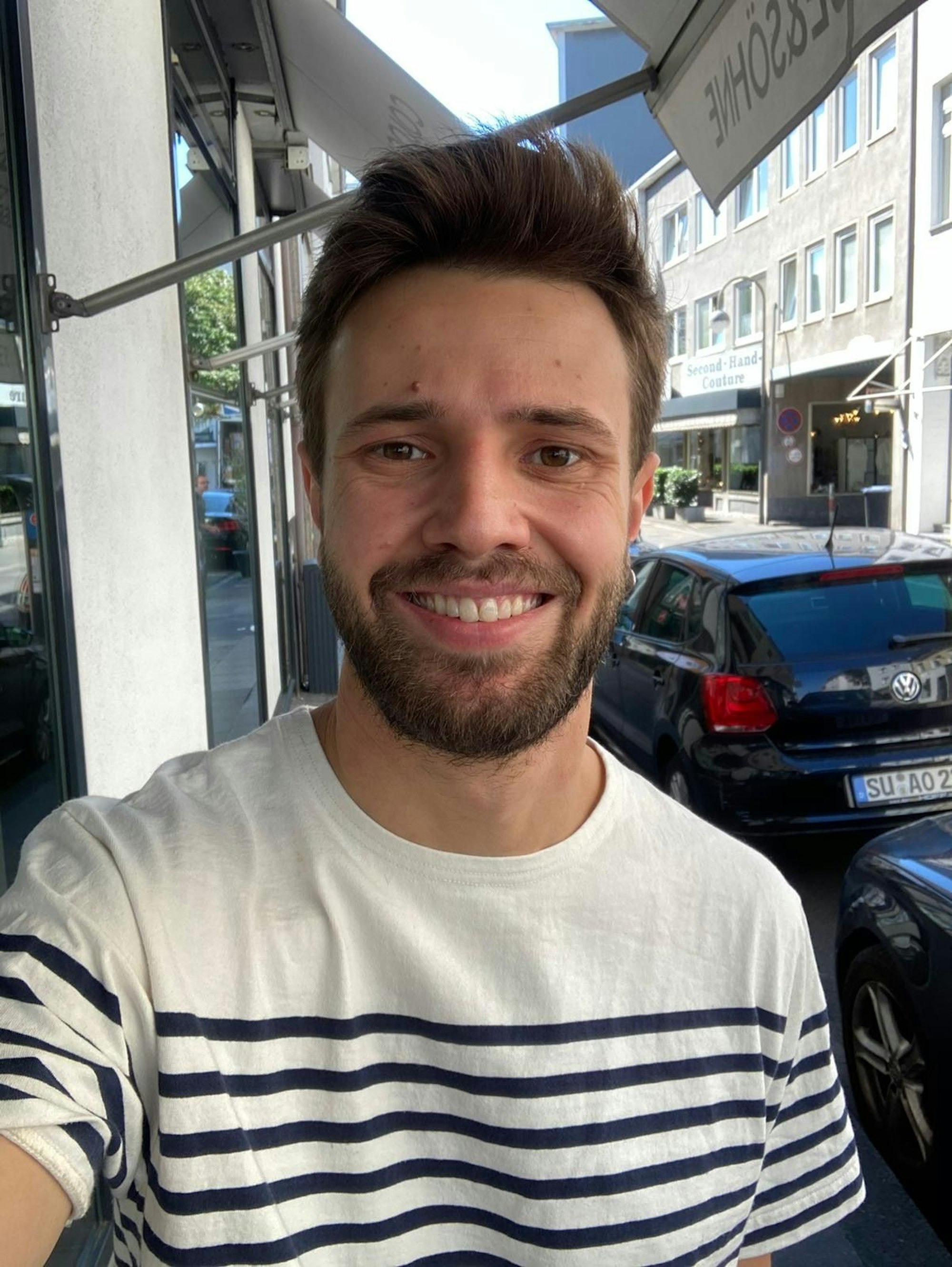 Dustin Clauß aus Köln lacht in die Kamera.