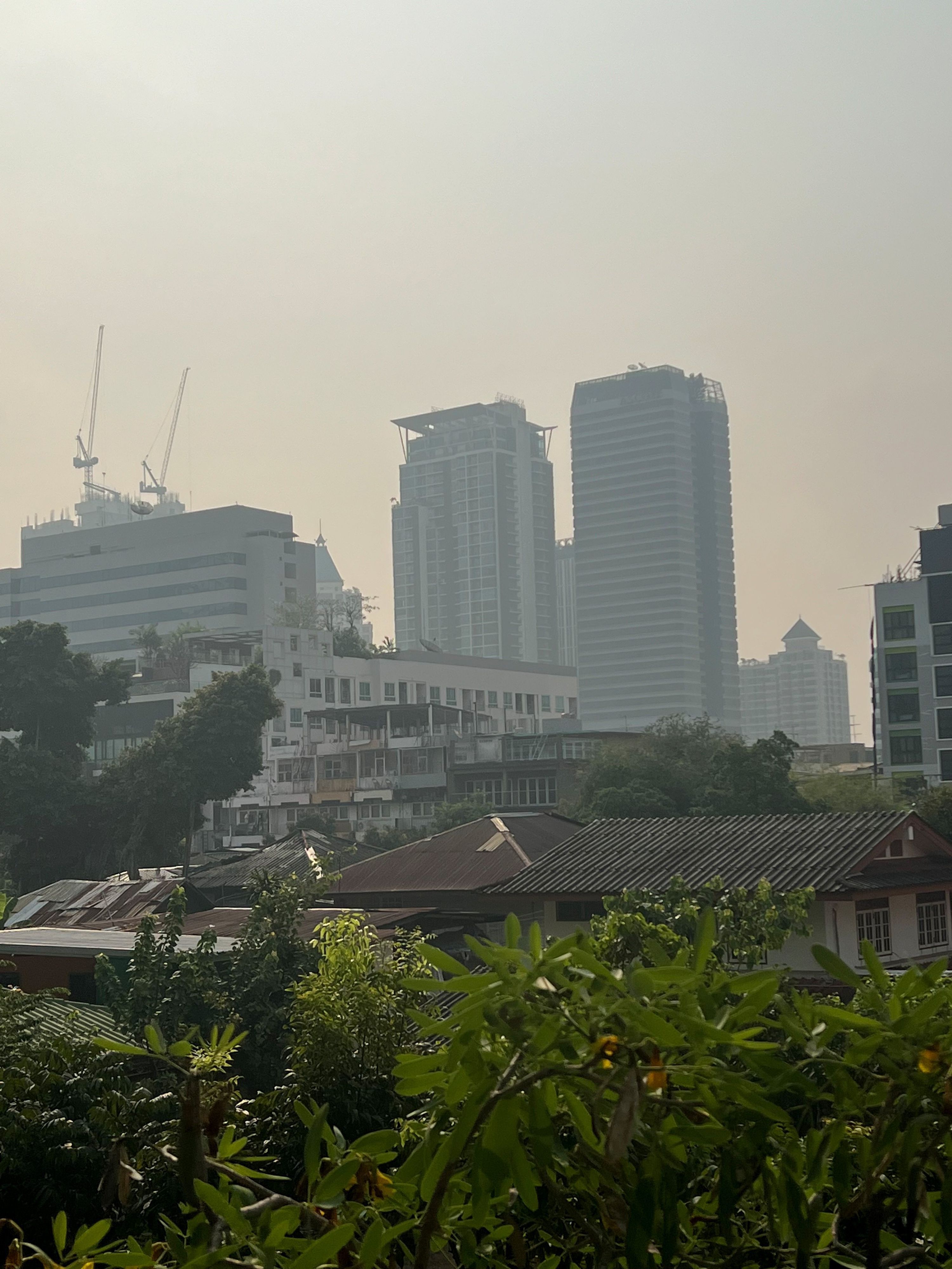 Smog hängt über der Stadt im Stadtteil Sathorn.