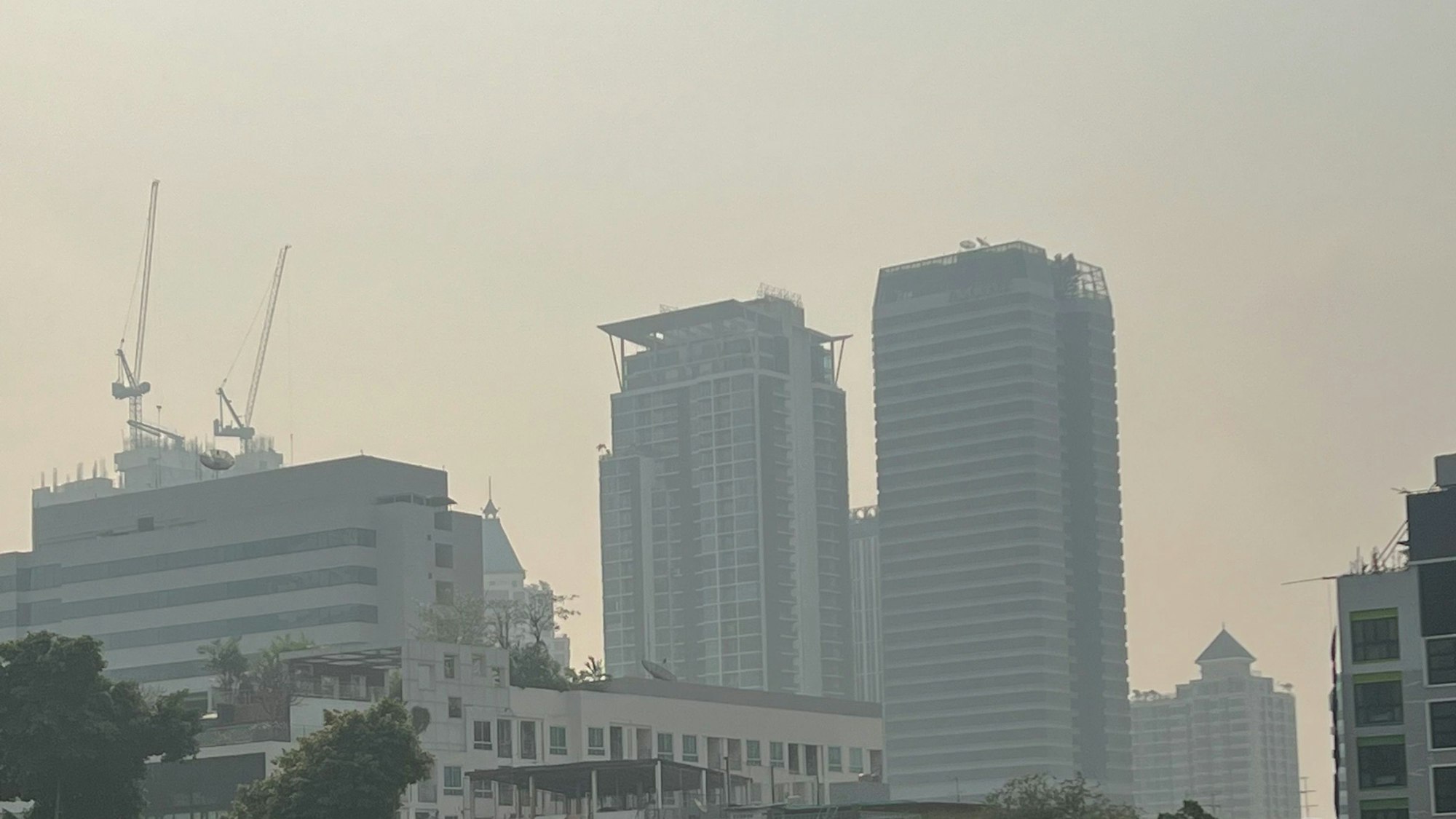Smog hängt über der Stadt im Stadtteil Sathorn.