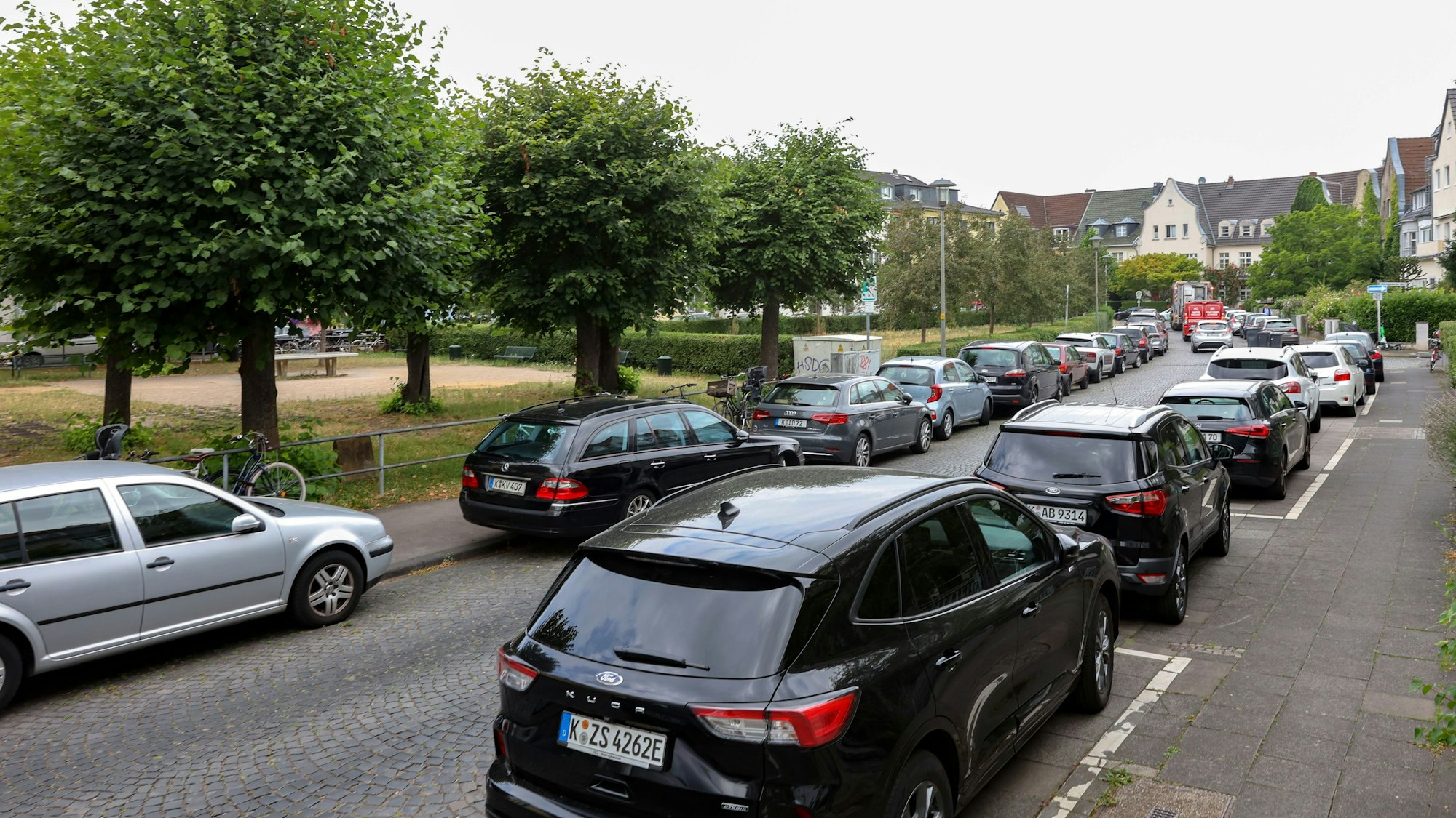 Die aktuelle Parksituation im Pauliviertel in Köln-Braunsfeld.