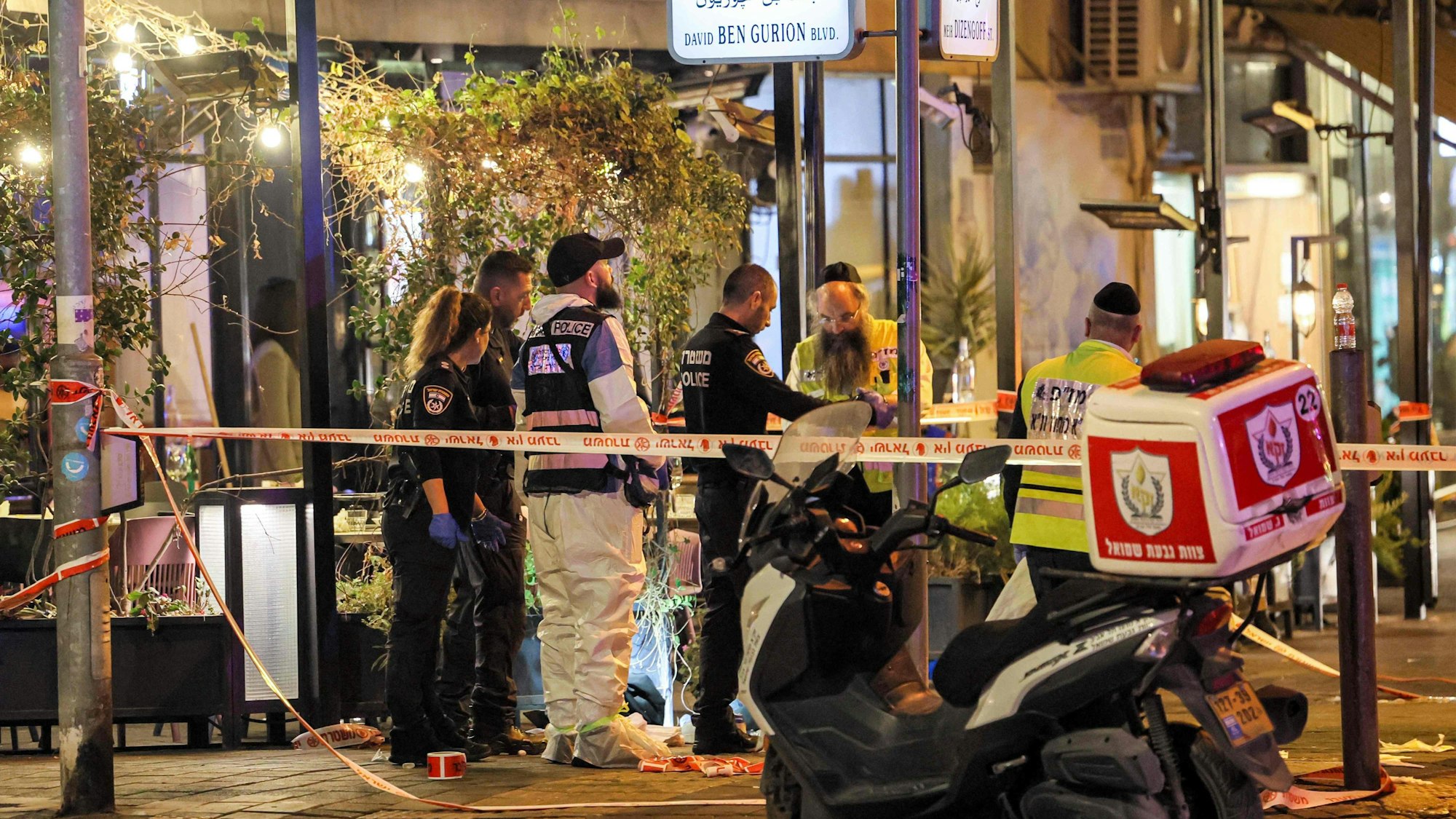 Israelische Ermittler und Sanitäter am Tatort des Anschlags in Tel Aviv.