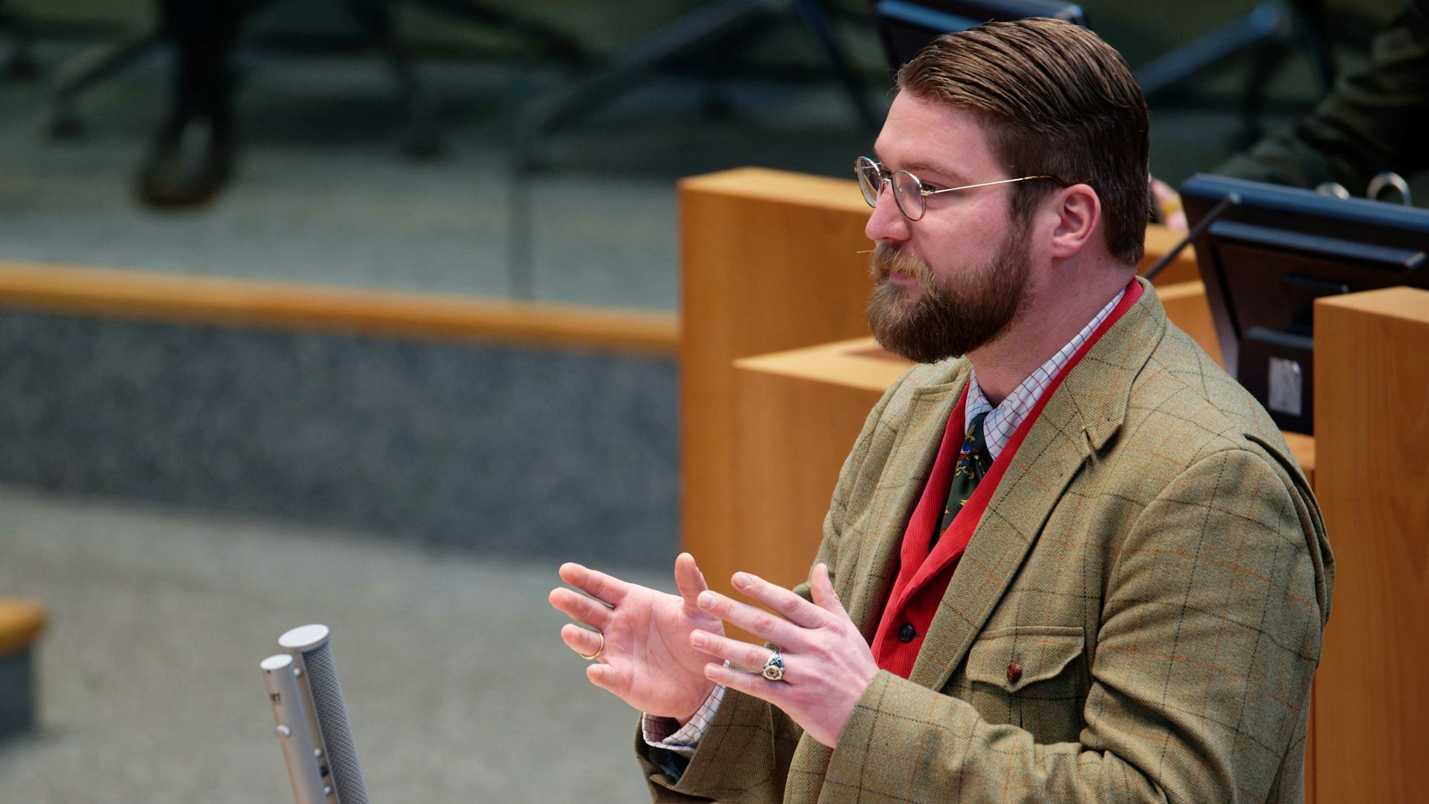 Der Abgeordnete Zacharias Schalley (AFD) spricht bei einer Plenarsitzung im Landtag von Nordrhein-Westfalen.