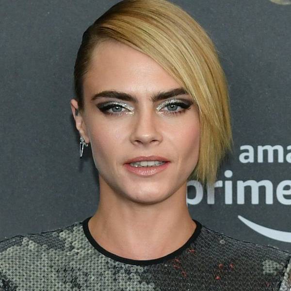Model Cara Delevingne bei einer Filmpremiere vor einer Wand.