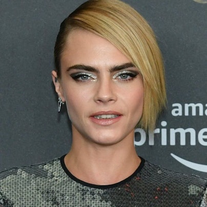 Model Cara Delevingne bei einer Filmpremiere vor einer Wand.