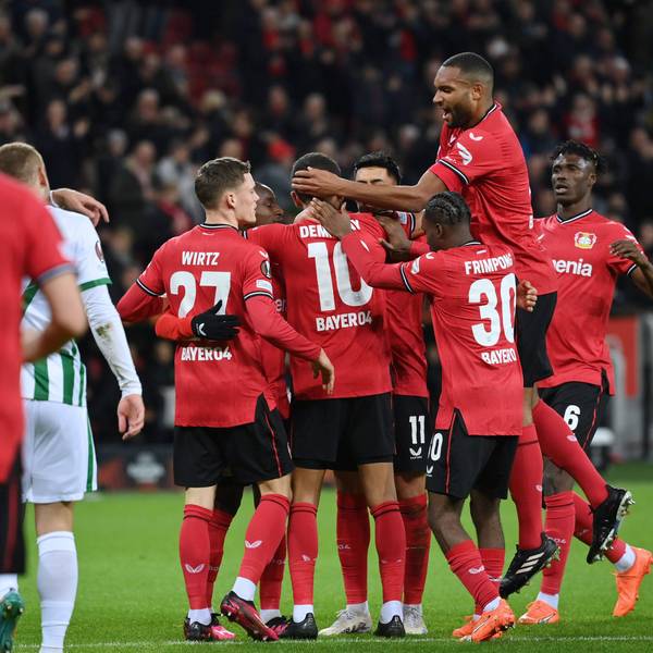 Kerem Demirbay Bayer Leverkusen wir von seinen Teamkollegen nach dem Treffer zum 1:0 gefeiert.