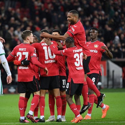 Kerem Demirbay Bayer Leverkusen wir von seinen Teamkollegen nach dem Treffer zum 1:0 gefeiert.