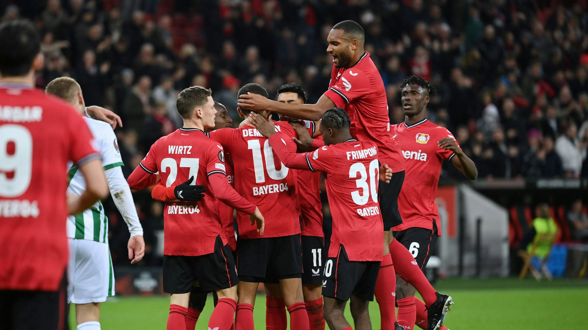 Kerem Demirbay Bayer Leverkusen wir von seinen Teamkollegen nach dem Treffer zum 1:0 gefeiert.