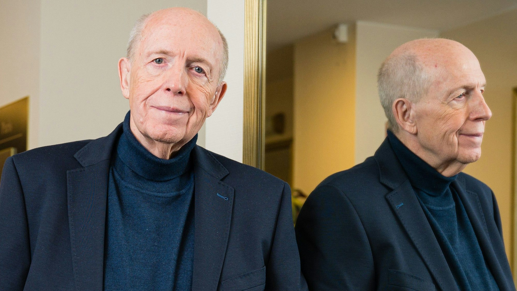 Reiner Calmund steht vor einem Spiegel.