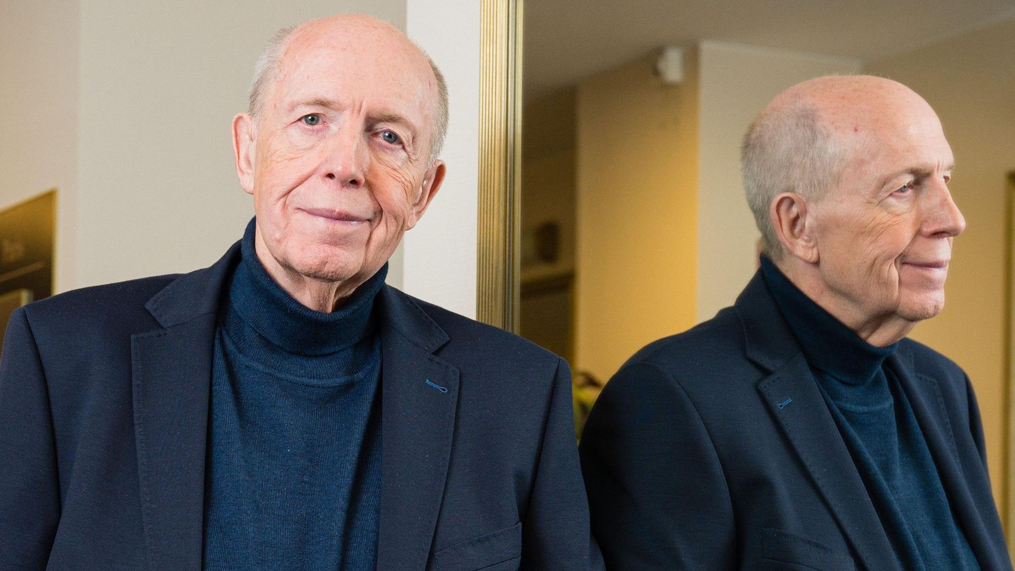 Reiner Calmund steht vor einem Spiegel.