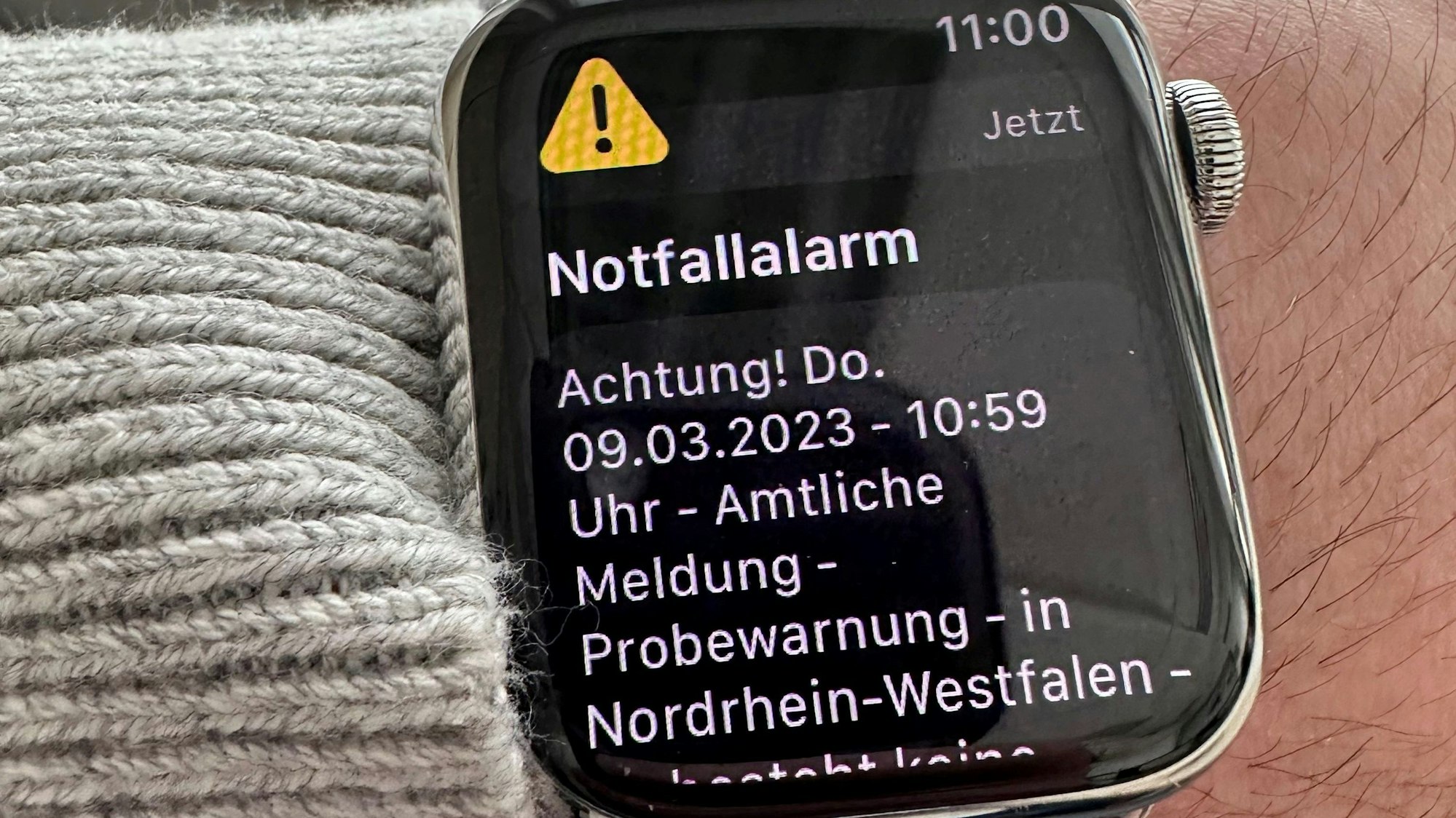 Auf einer Smartwatch erscheint im Rahmen des Probealarms eine Notfallmeldung