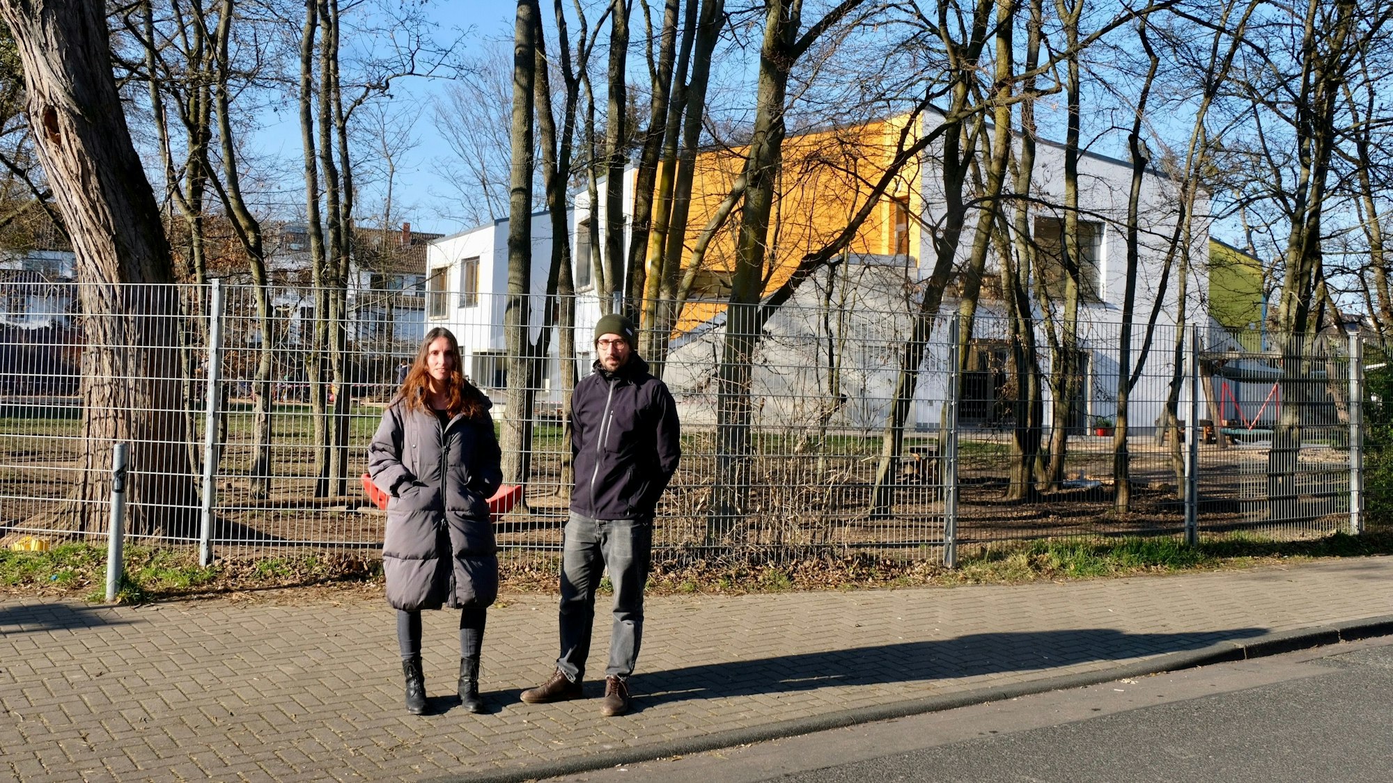 Zwei Elternteile stehen vor der Kita.