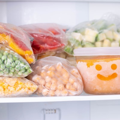 gefrorenes Essen im Gefrierfach