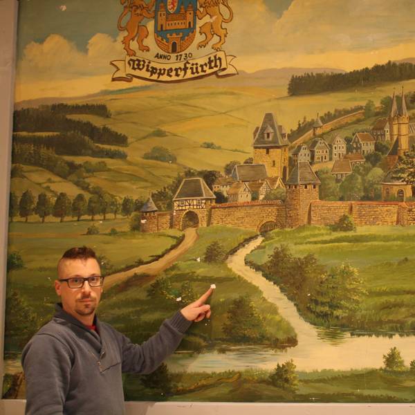 Sebastian Gardeweg steht vor dem Gemälde.