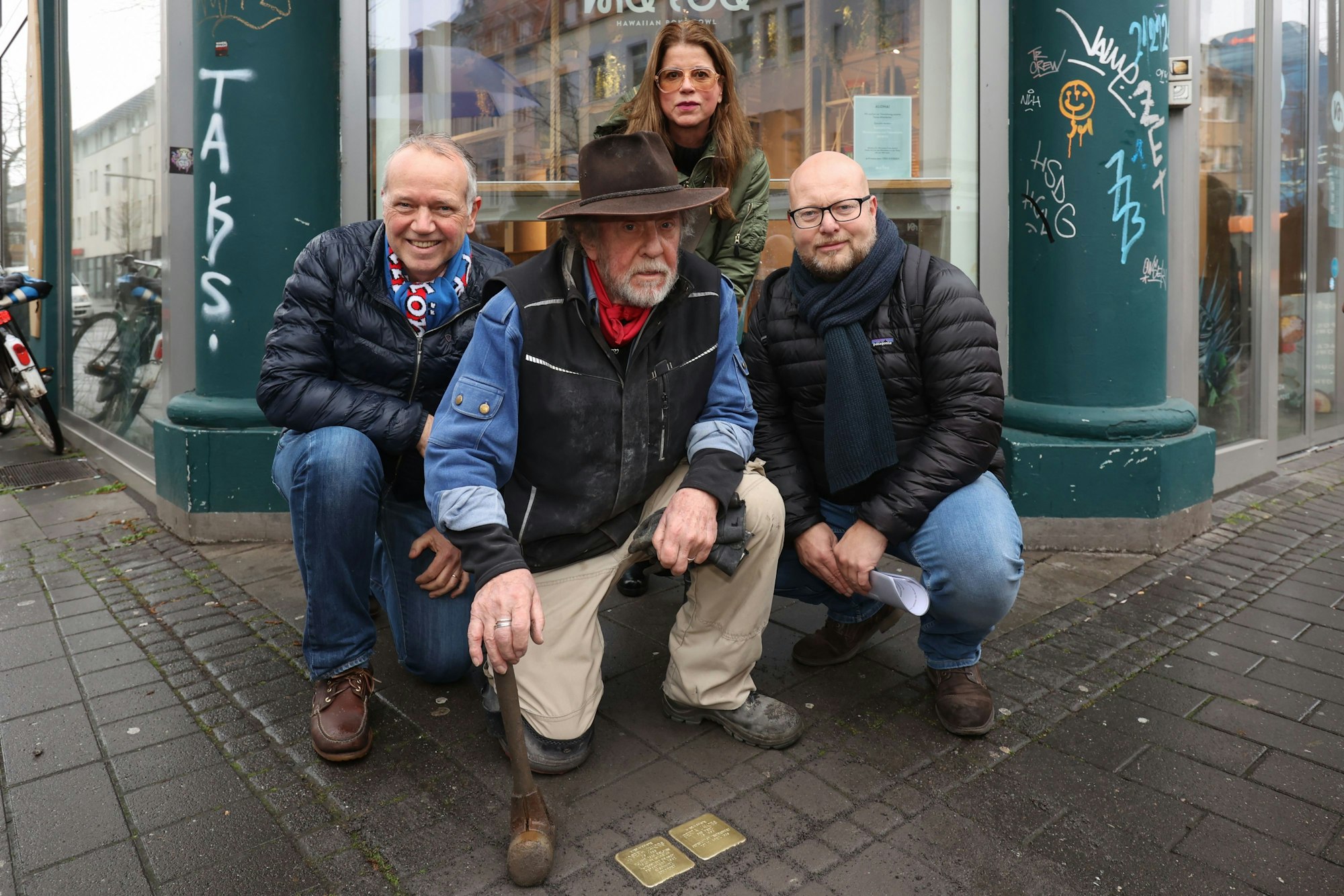 Karl-Uwe Bartels, Katja Müller-Paas und Volker Scholz-Goldenberg posieren mit dem Künstler Gunter Demnig vor seinen neugelegten Stolpersteinen.