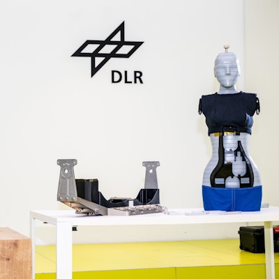 Die beiden Forschungspuppen Helga (l) und Zohar stehen während einer Präsentation in einem Raum.
Diese Puppen sind um den Mond geflogen, um die Strahlung dort zu messen.