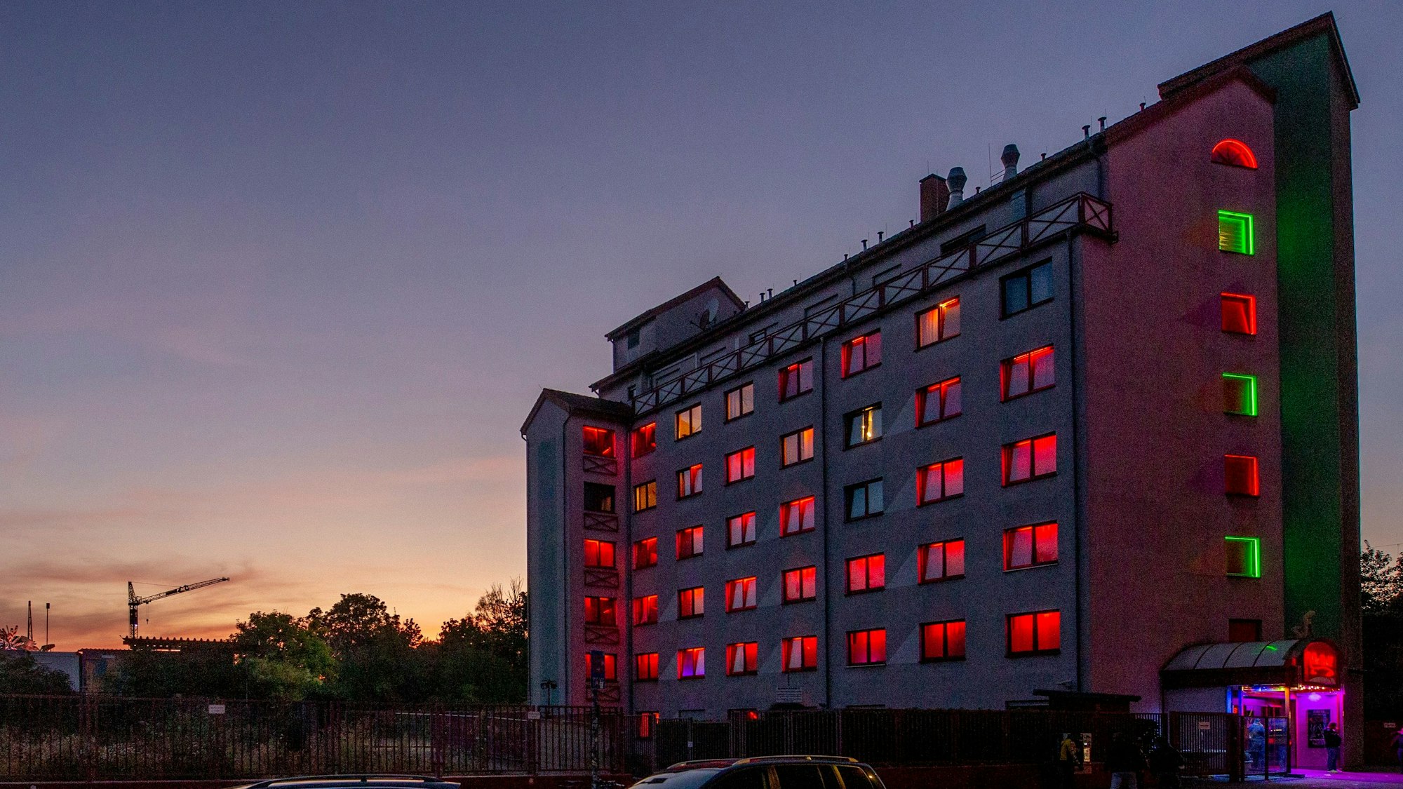 Blick auf „Das Bordell “an der Hornstraße in Köln mit beleuchteten Fenstern.