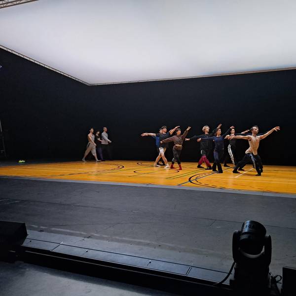 Das Ballet of Differance hat am 8. März 2023 im Rahmen der lit.Cologne zur öffentlichen Probe im Schauspiel Köln eingeladen. Im Anschluss redeten Dramaturg Tobias Staab und Choreograf Richard Siegal über Text im Ballett