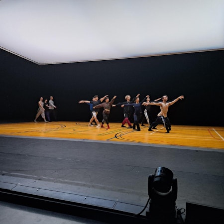 Das Ballet of Differance hat am 8. März 2023 im Rahmen der lit.Cologne zur öffentlichen Probe im Schauspiel Köln eingeladen. Im Anschluss redeten Dramaturg Tobias Staab und Choreograf Richard Siegal über Text im Ballett