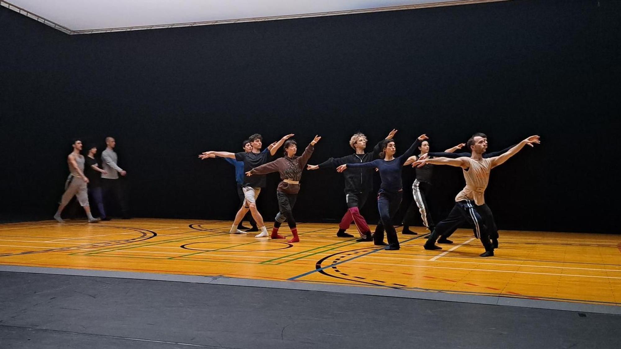 Das Ballet of Differance hat am 8. März 2023 im Rahmen der lit.Cologne zur öffentlichen Probe im Schauspiel Köln eingeladen. Im Anschluss redeten Dramaturg Tobias Staab und Choreograf Richard Siegal über Text im Ballett