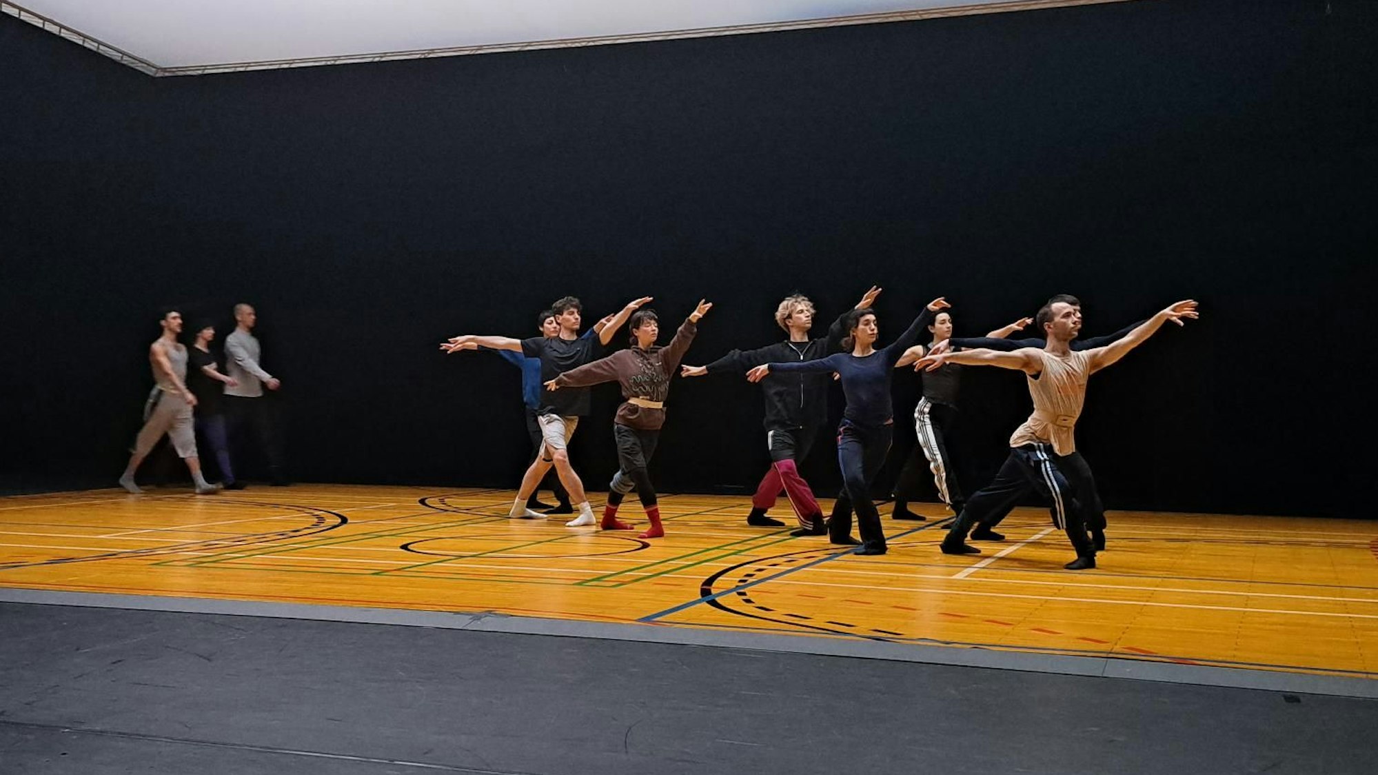 Das Ballet of Differance hat am 8. März 2023 im Rahmen der lit.Cologne zur öffentlichen Probe im Schauspiel Köln eingeladen. Im Anschluss redeten Dramaturg Tobias Staab und Choreograf Richard Siegal über Text im Ballett