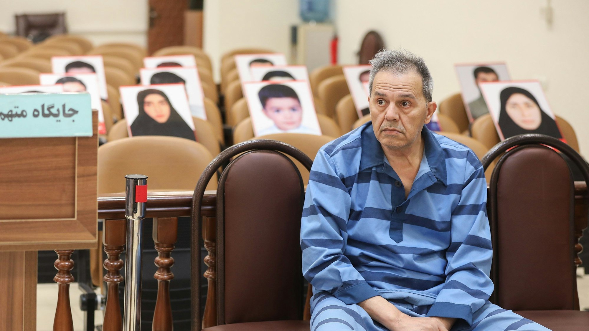 Die undatierte Aufnahme zeigt den Deutsch-Iraner Djamshid Sharmahd in einem Teheraner Revolutionsgericht.