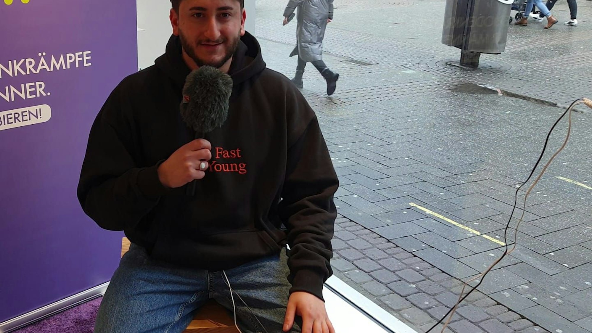 Ein Mann in schwarzem Pulli