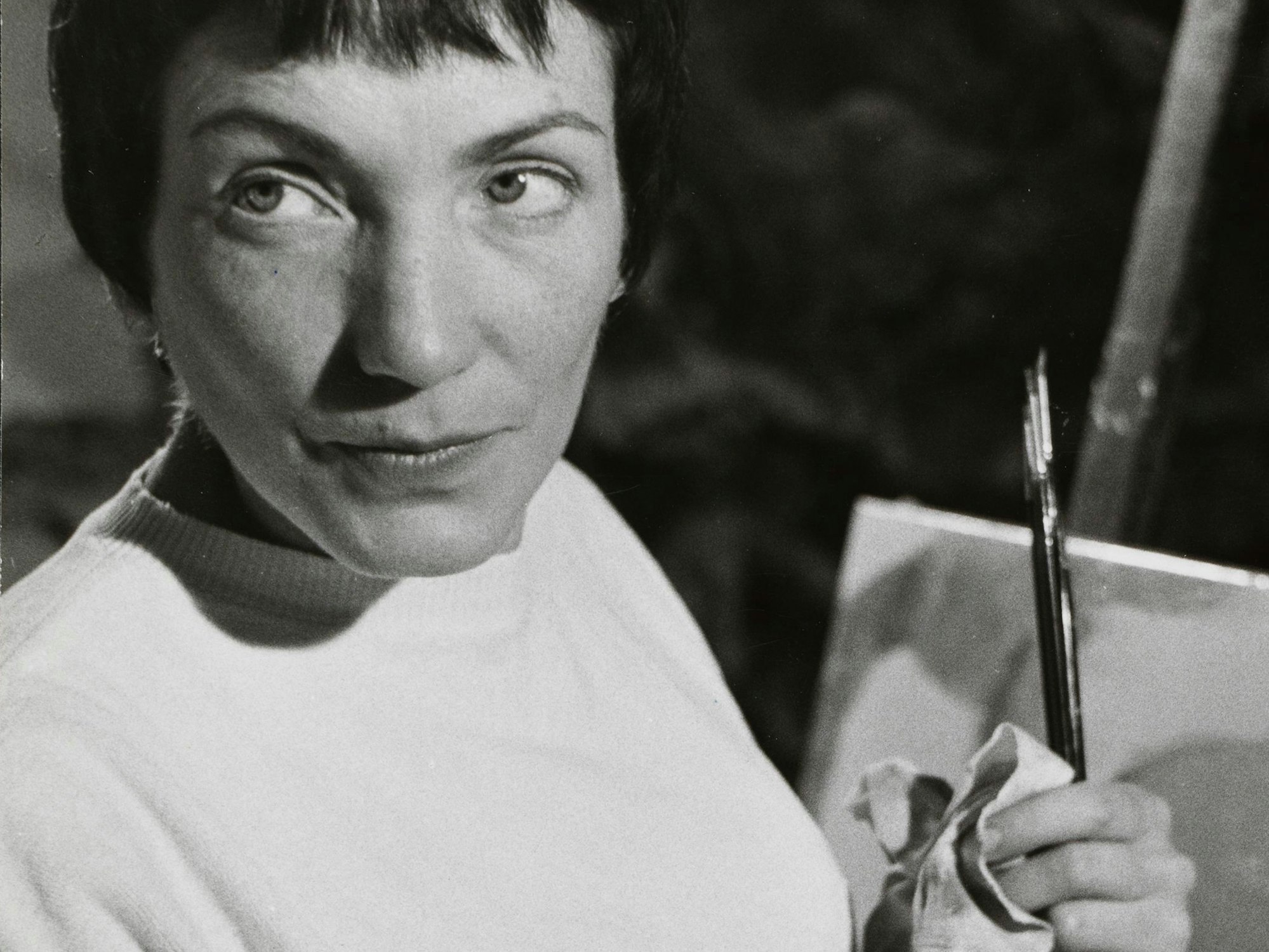 Die Künstlerin Ursula malt im Atelier in Frankfurt am Main.