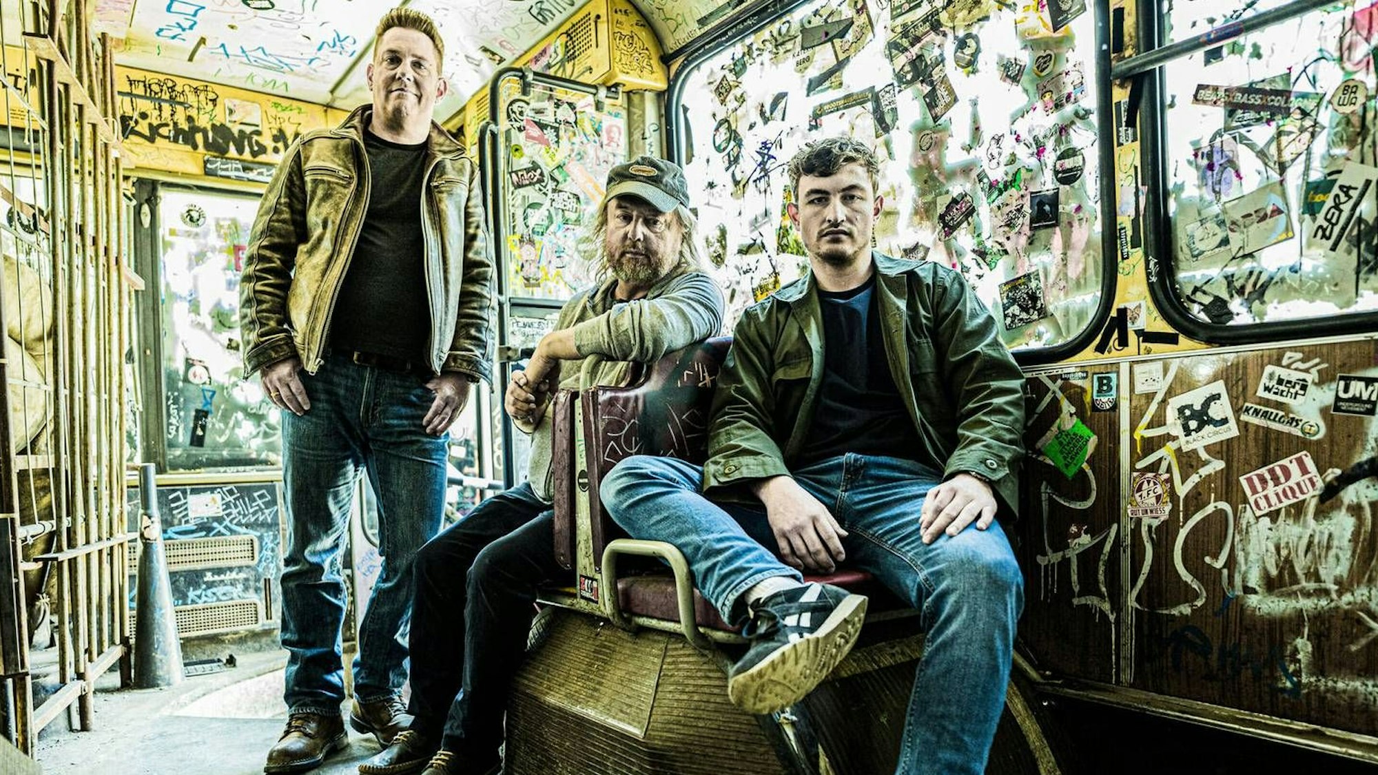 Comeback einer 80er-Jahre-Legende:Gänsehaut, hier beim Fotoshooting in Odonien, sind heute Nikolai Kaeßmann (l.) und Gerald Dellmann (M.). Bei „Die letzte Oase“ singt Freddy Ovens.