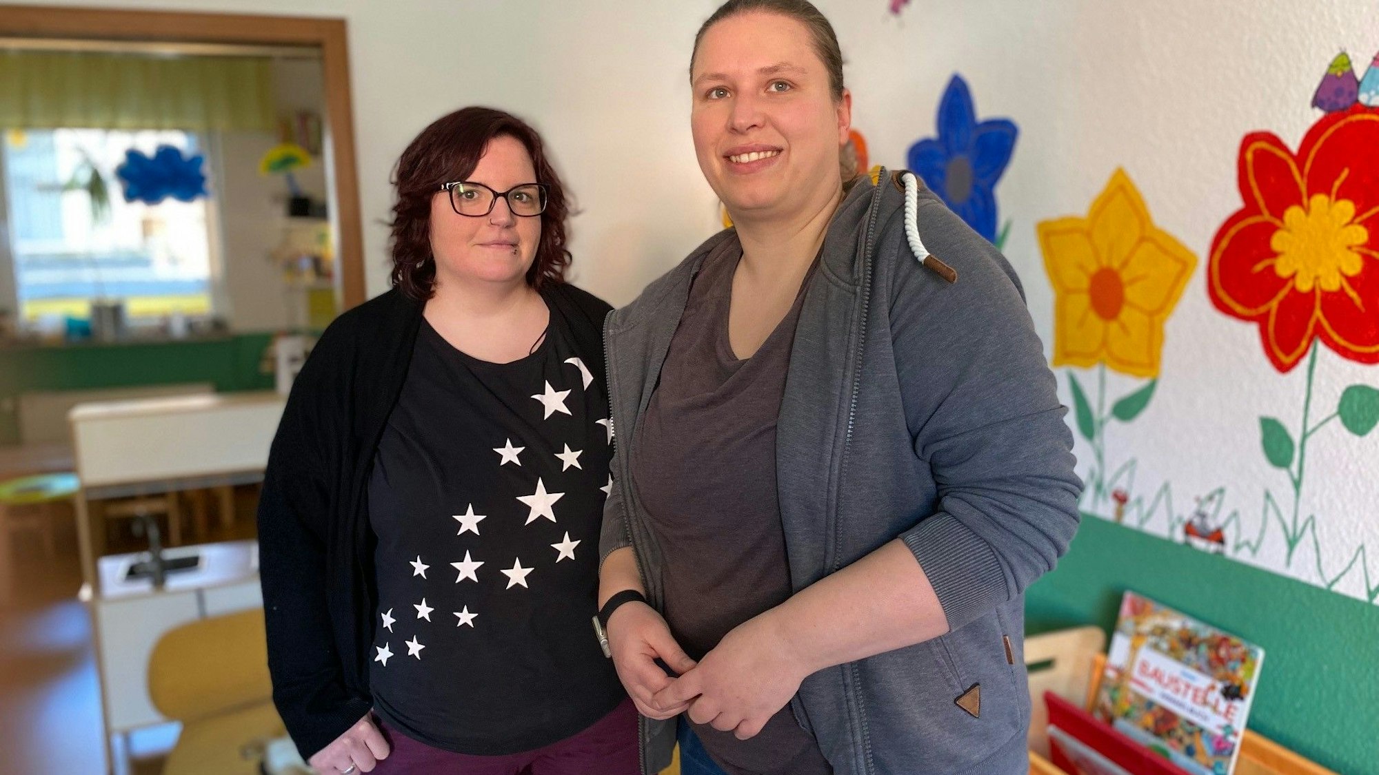 Die Brühler Tagesmütter Ulrike Gödderz (r.) und Imke Oltmann (l.) in der von ihnen betriebenen Tagespflege Schneckenhaus.