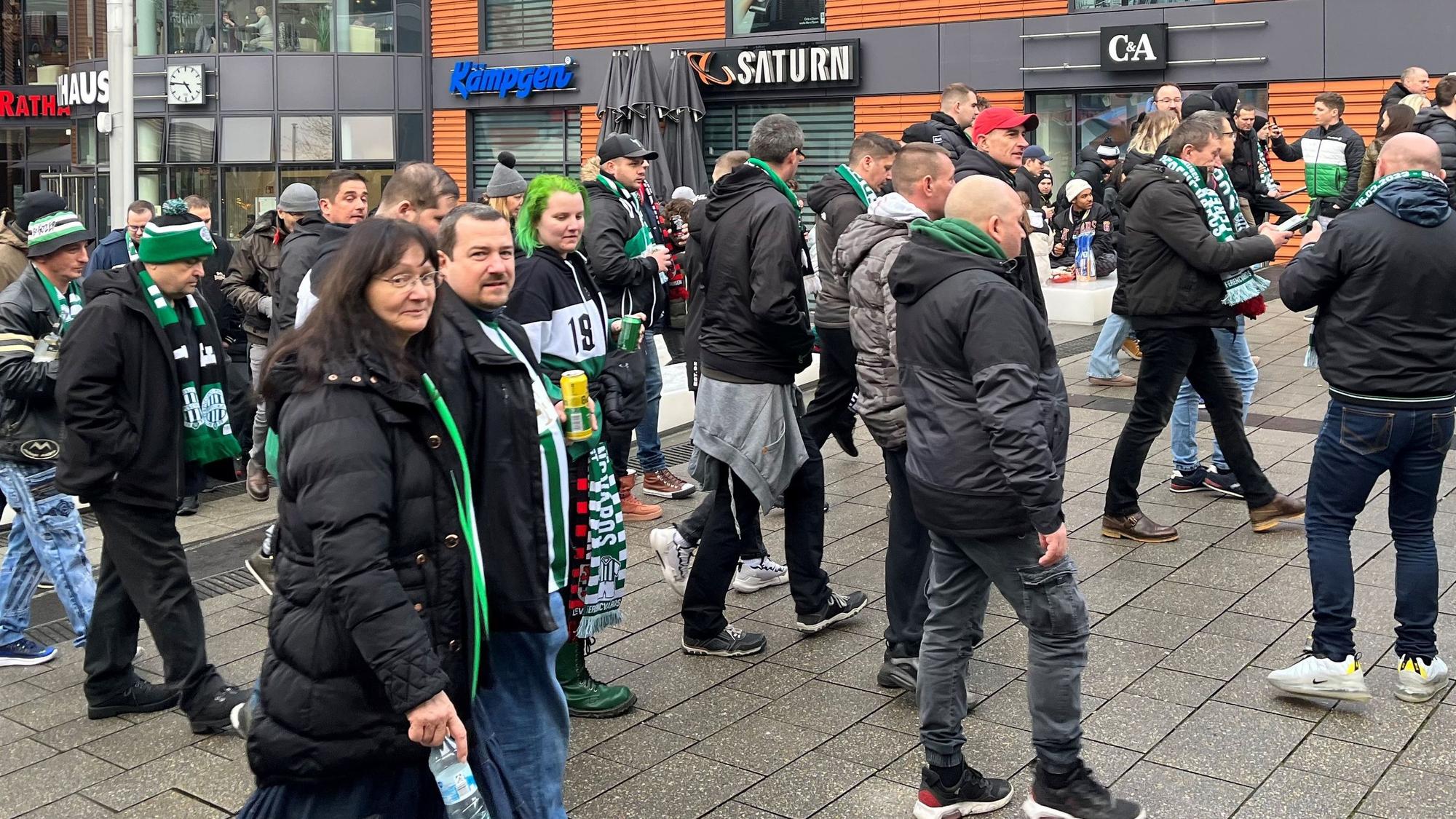 Ungarische Fußballfans vor der Rathaus-Galerie in Wiesdorf