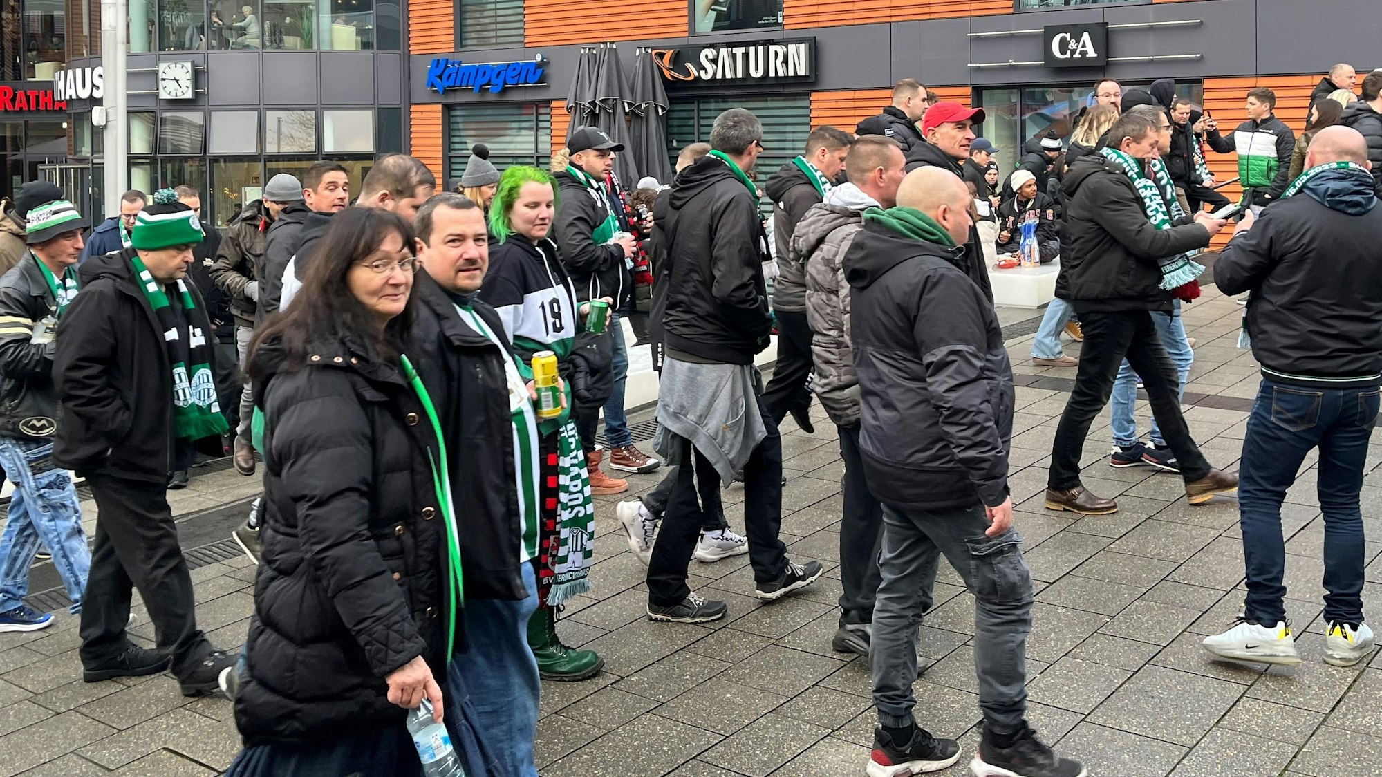 Ungarische Fußballfans vor der Rathaus-Galerie in Wiesdorf