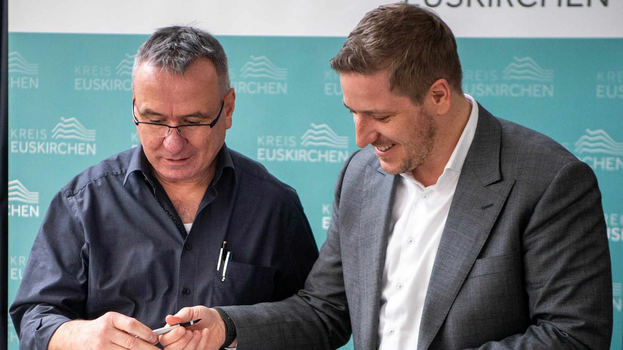 Landrat Markus Ramers (r.) mit Bernhard Jenniches an der Kooperationsvereinbarung.