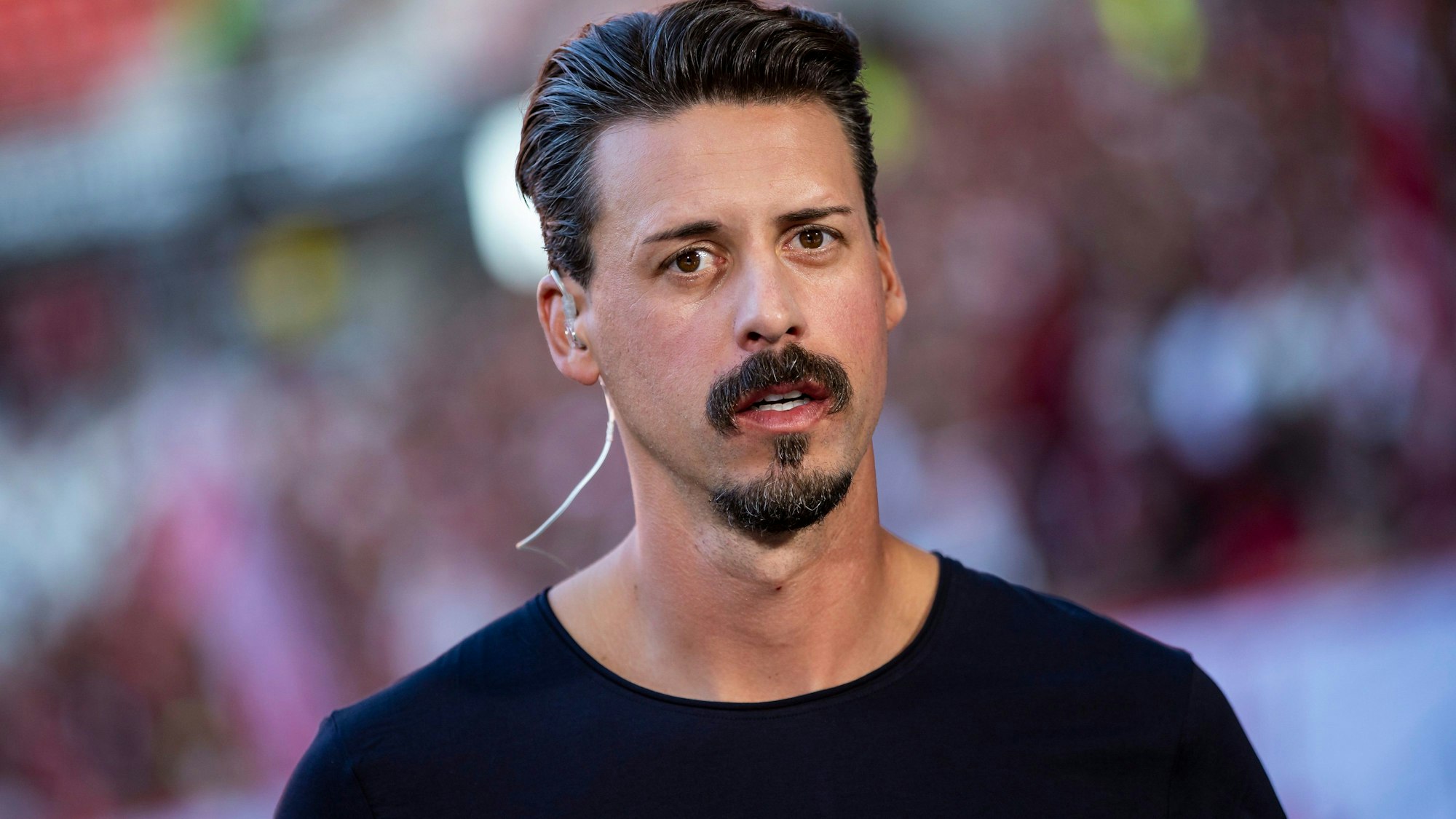 Ex-Profi Sandro Wagner verkabelt am Spielfeldrand.