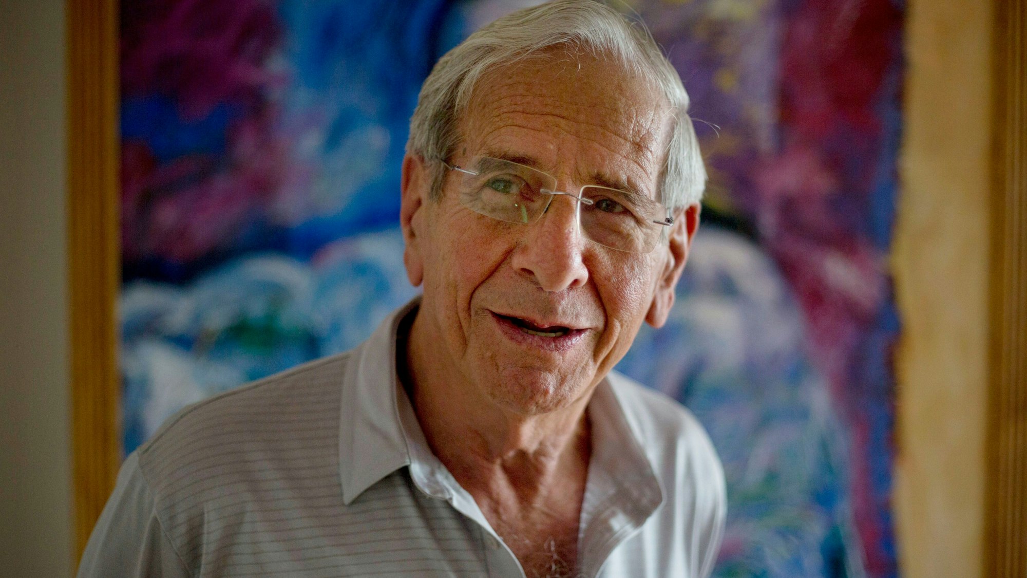 Chaim Topol schaut freundlich in die Kamera.