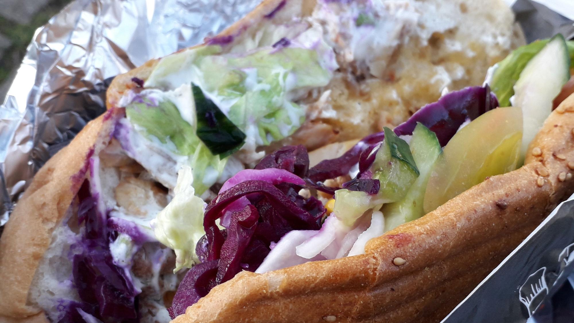 Das Döner-Sandwich von Nimet Döner in Köln Kalk.
Foto: Corinna Heyde