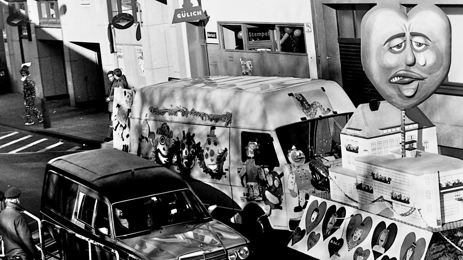 Petra Nohl, Mordopfer beim Karneval, wird mit dem Leichenwagen während des Karnevalszugs in der Albertusstraße abgeholt