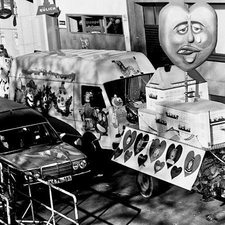 Der Leichenwagen mit der toten Petra Nohl musste sich 1988 in die Schull- und Veedelszöch einreihen, die am Tatort vorbeizogen.