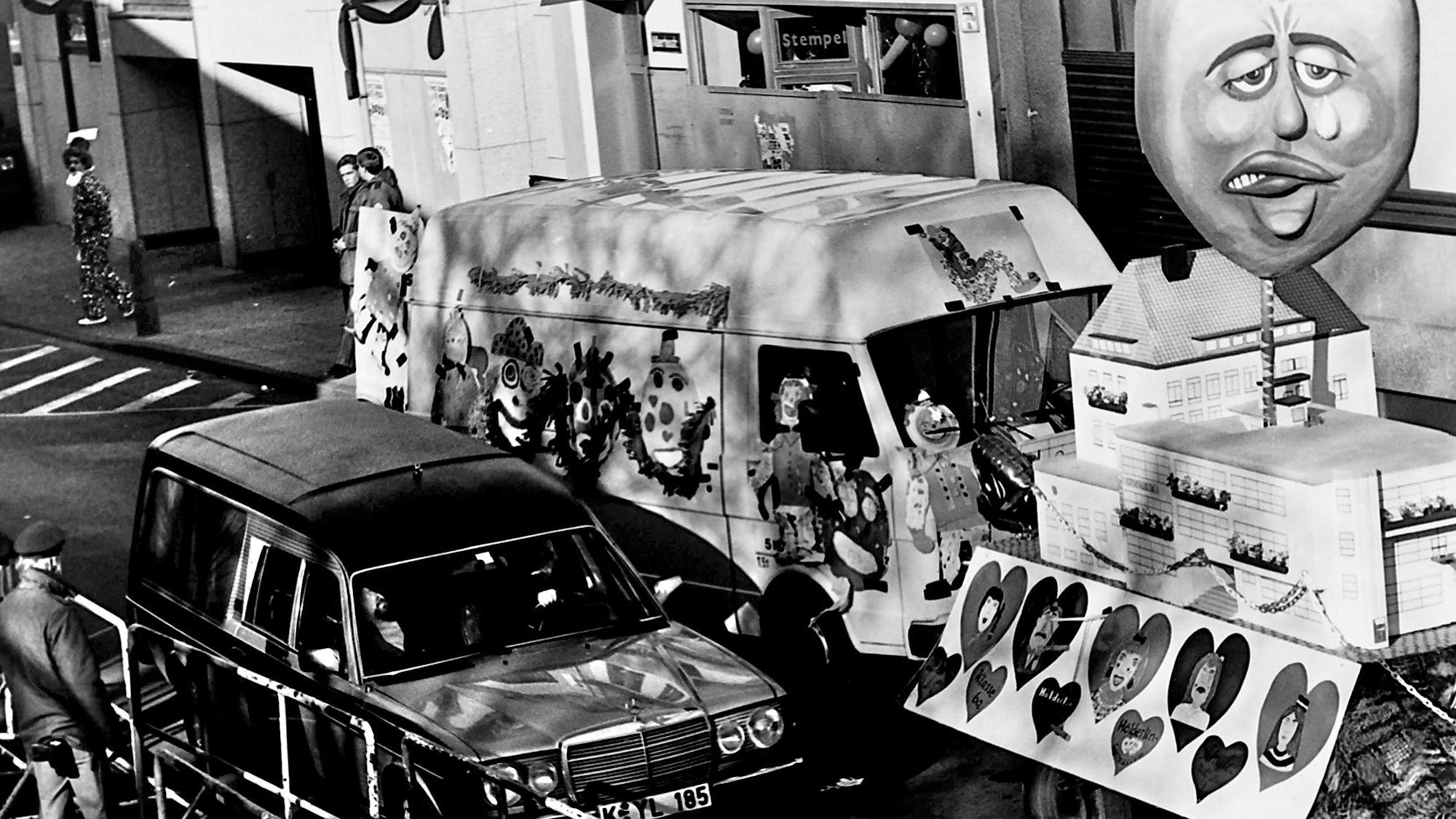 Der Leichenwagen mit der toten Petra Nohl musste sich 1988 in die Schull- und Veedelszöch einreihen, die am Tatort vorbeizogen.