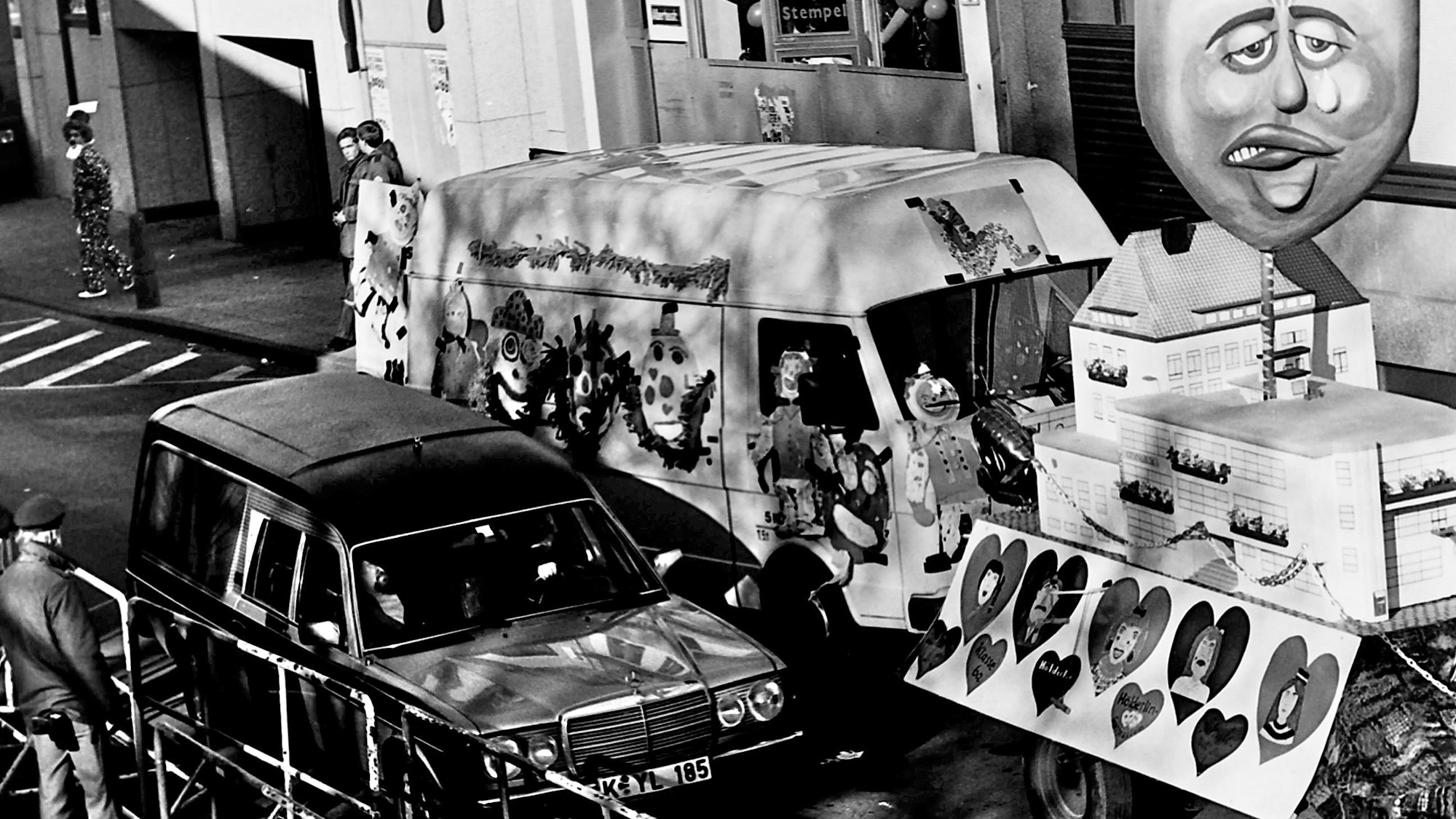 Der Leichenwagen mit der toten Petra Nohl musste sich 1988 in die Schull- und Veedelszöch einreihen, die am Tatort vorbeizogen.