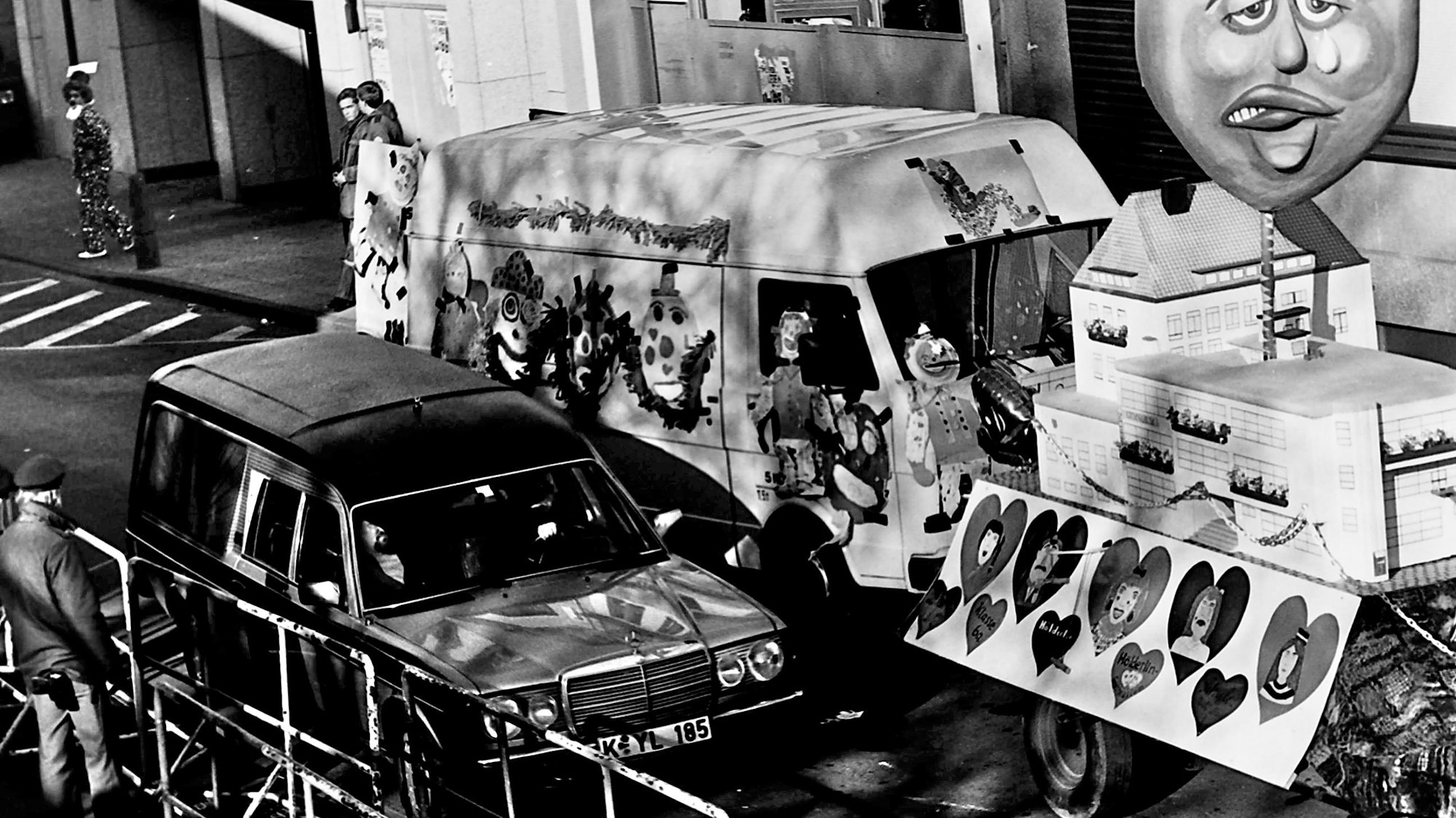 Der Leichenwagen mit der toten Petra Nohl musste sich in die Schull- und Veedelszöch einreihen, die am Tatort vorbeizogen.