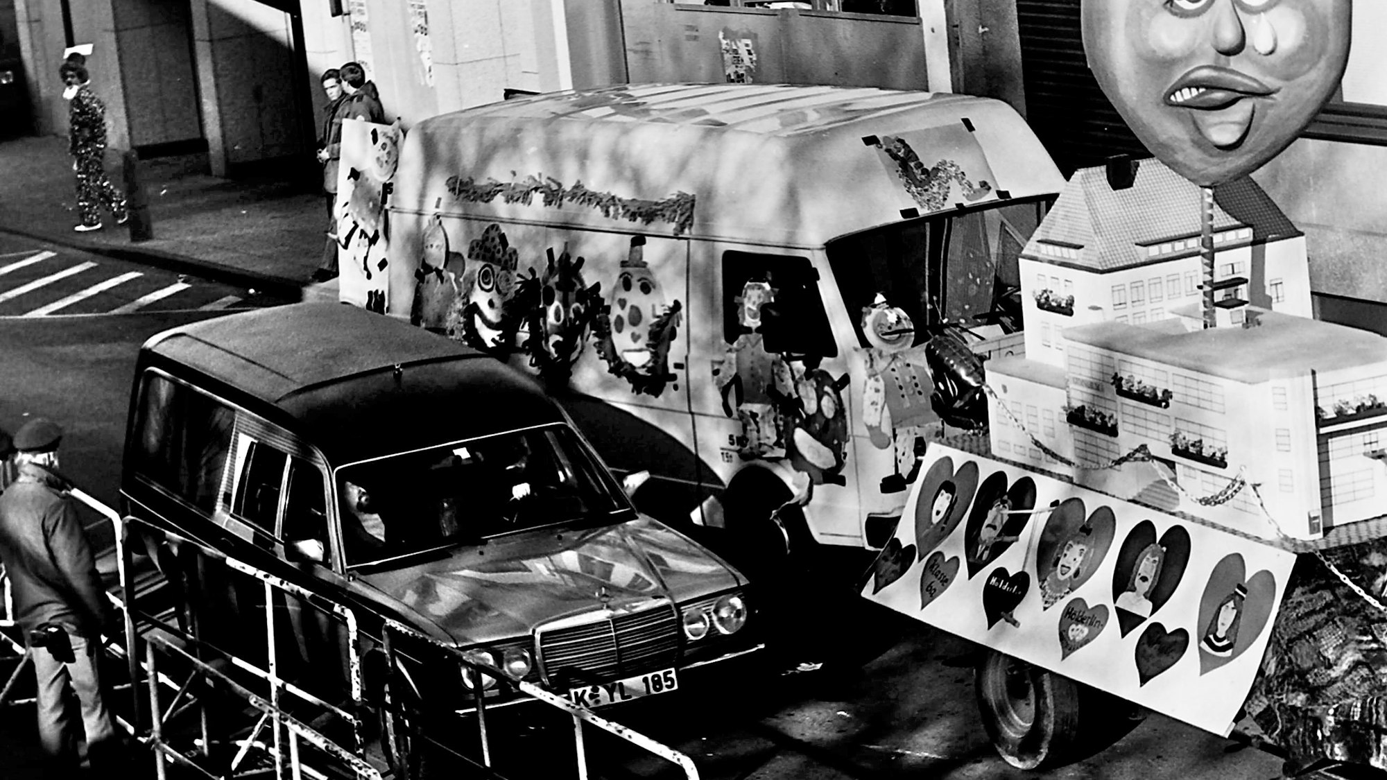 Der Leichenwagen mit der toten Petra Nohl musste sich in die Schull- und Veedelszöch einreihen, die am Tatort vorbeizogen.
