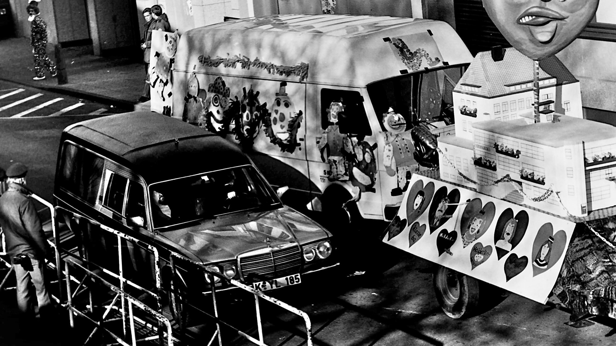 Der Leichenwagen mit der toten Petra Nohl musste sich 1988 in die Schull- und Veedelszöch einreihen, die am Tatort vorbeizogen.