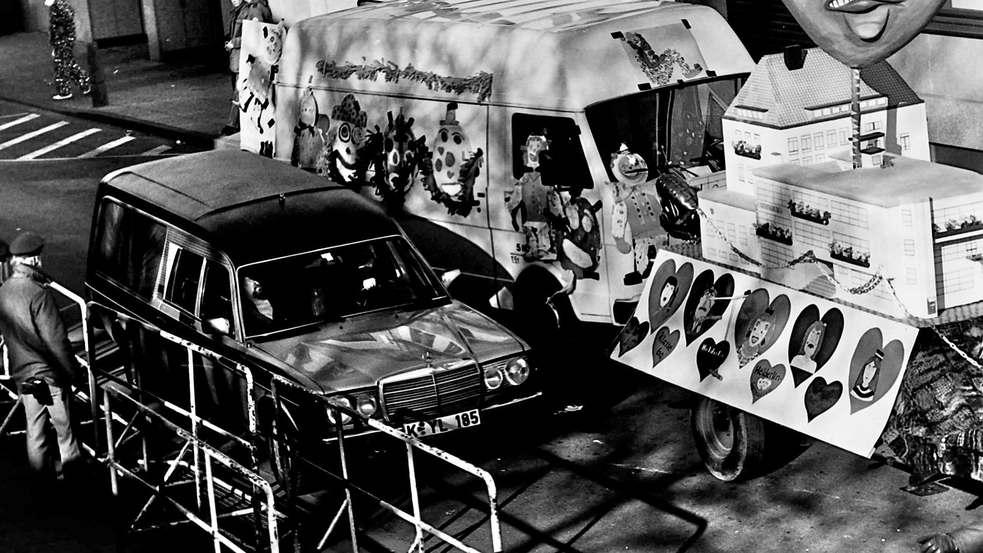 Der Leichenwagen musste sich zum Abtransport von Petra Nohls Leiche in die Schull- un Veedelszöch 1988 einreihen.